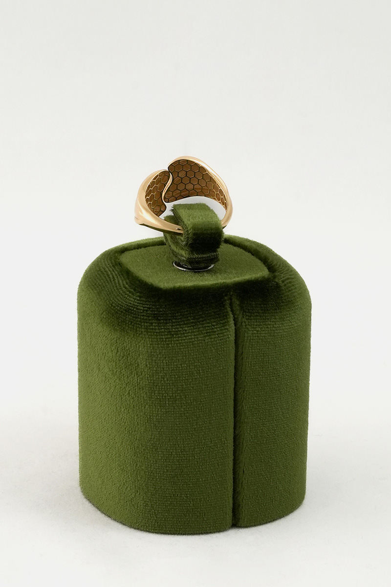 Luxury Sculpted Gold Ring - Image 3