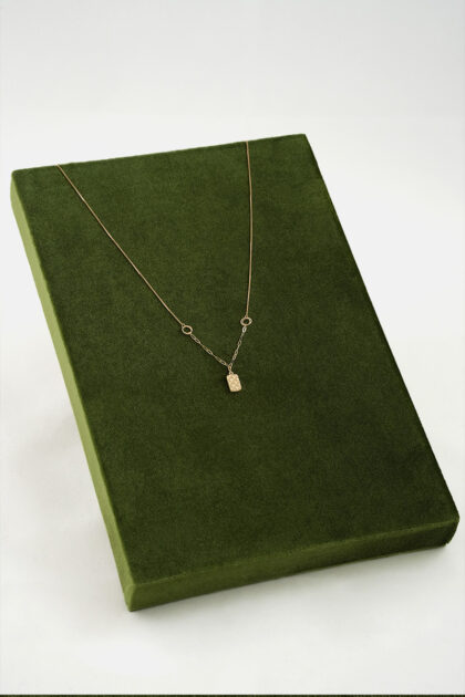 Elegant 18k Gold Pendant Necklace