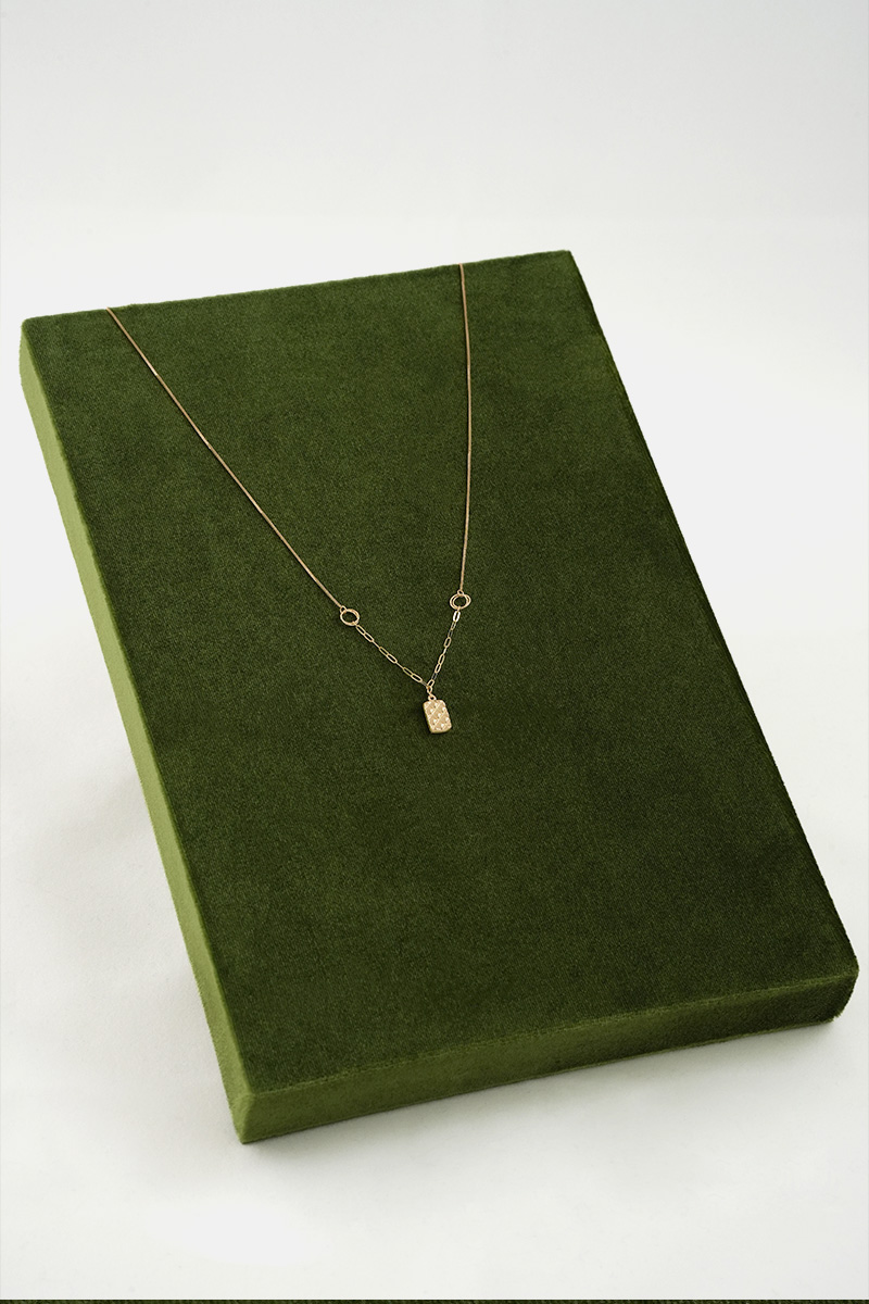 Elegant 18k Gold Pendant Necklace