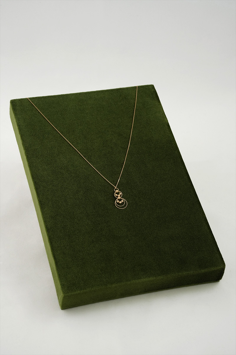 Elegant Gold Pendant Necklace