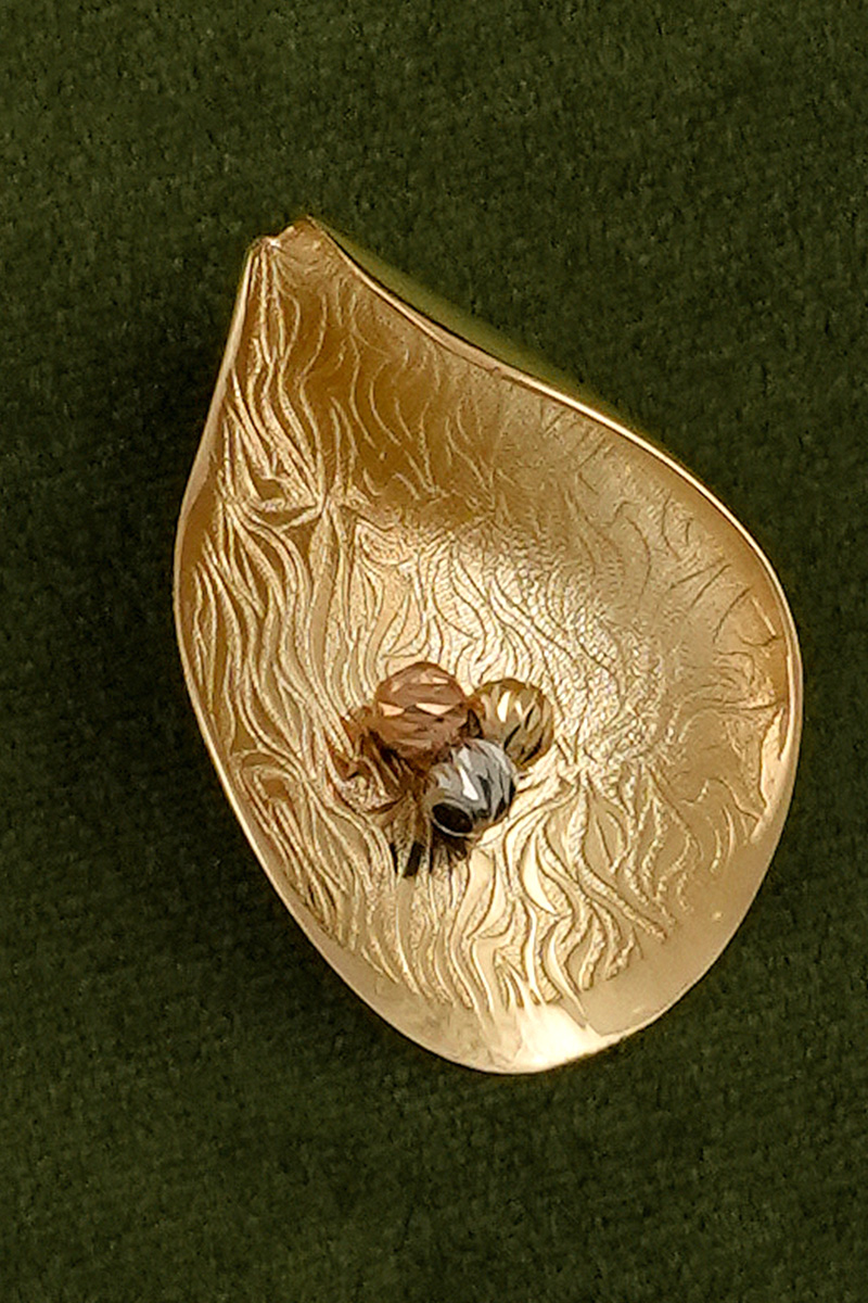 18k Gold Textured Gold Leaf Pendant - High Weight - Image 2
